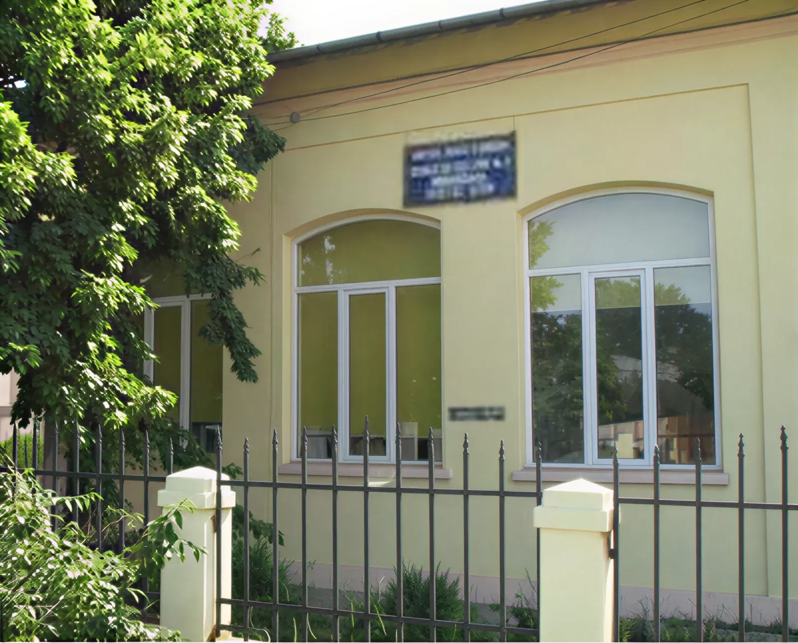 Clădirea Școlii Gimnaziale Nr. 1 Mogoșoaia, văzută din stradă